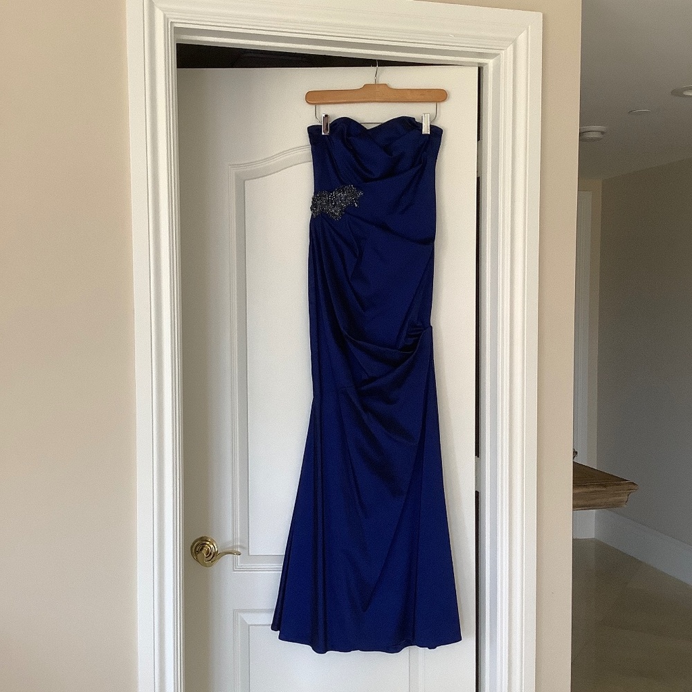 David Meister , size 4 , evening gown , lined , fabric is slightly stretch